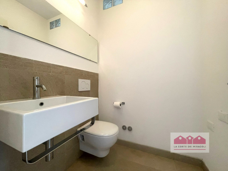 CENTRO STORICO: POSTO AL TERZO PIANO SERVITO DA ASCENSORE, IN PICCOLA PALAZZINA MOLTO BEN ABITATA...