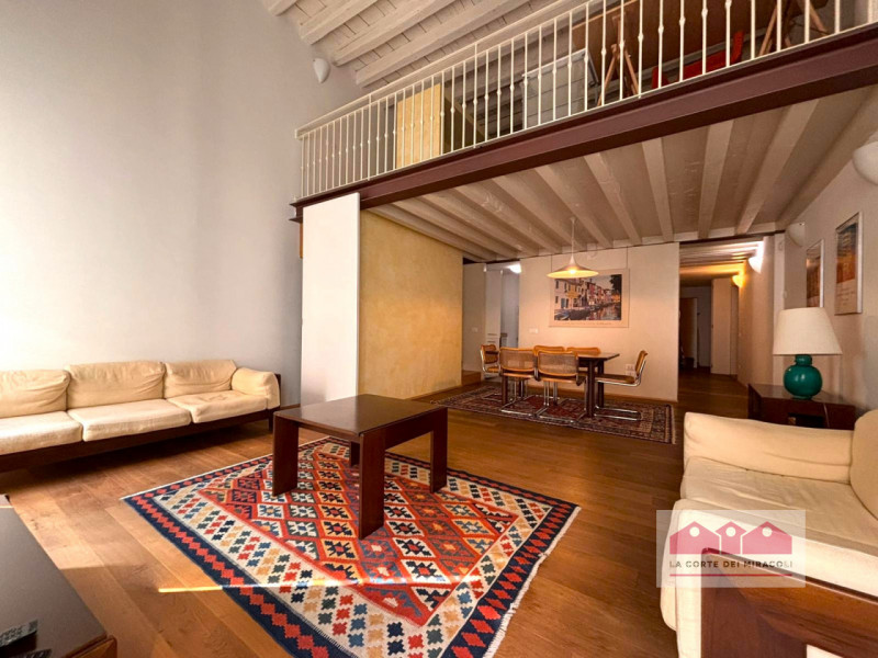 CENTRO STORICO: AMPIO MIDI 100 MQ., PIANO 1° CON ASCENSORE. SPAZIOSO SOGGIORNO CON CAMINO, CUCINO...