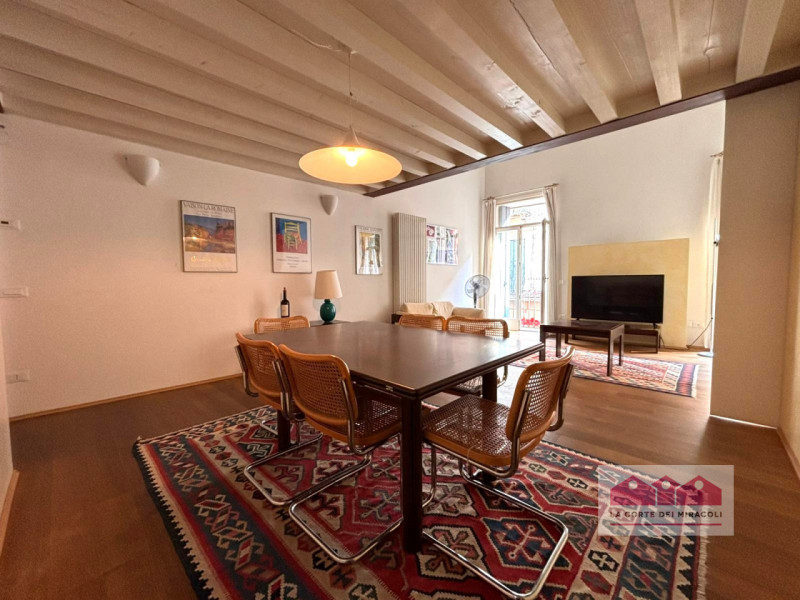 CENTRO STORICO: AMPIO MIDI 100 MQ., PIANO 1° CON ASCENSORE. SPAZIOSO SOGGIORNO CON CAMINO, CUCINO...