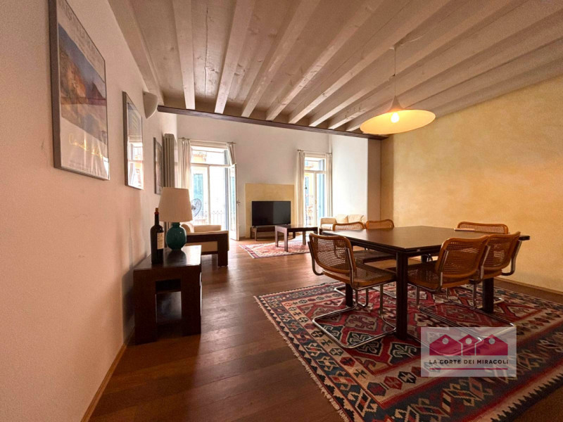 CENTRO STORICO: AMPIO MIDI 100 MQ., PIANO 1° CON ASCENSORE. SPAZIOSO SOGGIORNO CON CAMINO, CUCINO...