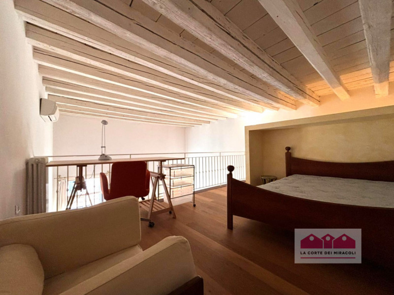 CENTRO STORICO: AMPIO MIDI 100 MQ., PIANO 1° CON ASCENSORE. SPAZIOSO SOGGIORNO CON CAMINO, CUCINO...