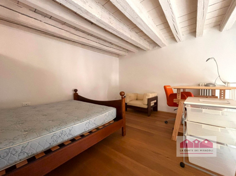 CENTRO STORICO: AMPIO MIDI 100 MQ., PIANO 1° CON ASCENSORE. SPAZIOSO SOGGIORNO CON CAMINO, CUCINO...