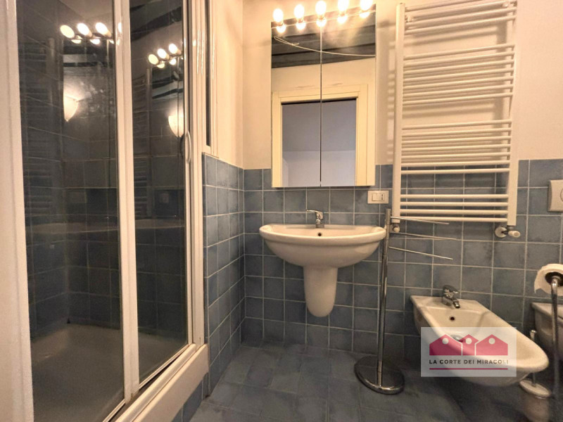 CENTRO STORICO: AMPIO MIDI 100 MQ., PIANO 1° CON ASCENSORE. SPAZIOSO SOGGIORNO CON CAMINO, CUCINO...