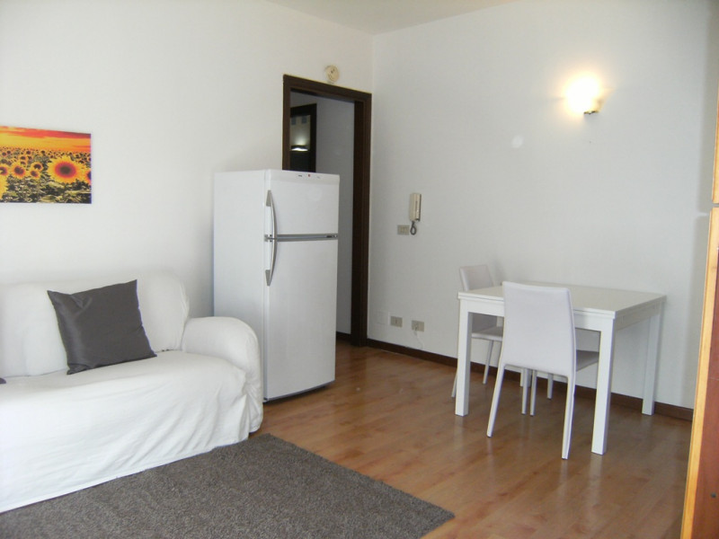 VICENZA ZONA BIRON: MINI APPARTAMENTO COMPLETAMENTE ARREDATO E CON POSTO AUTO - RIF. 6577 
CANONE...