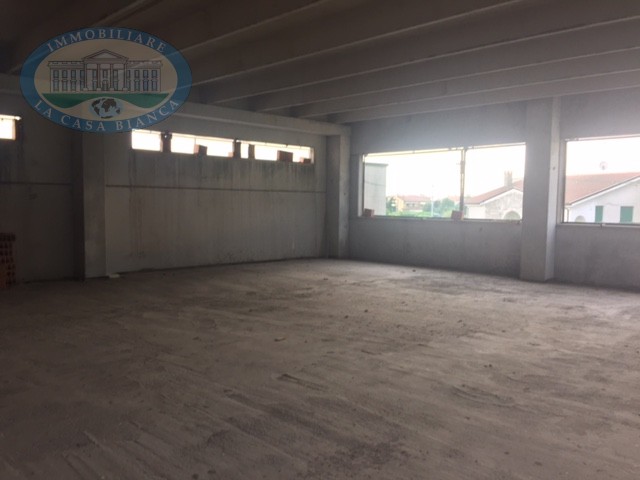Capannone al grezzo. Al piano terra vi è un'area di 600 mq, ideale per un'attività artigianale, a...