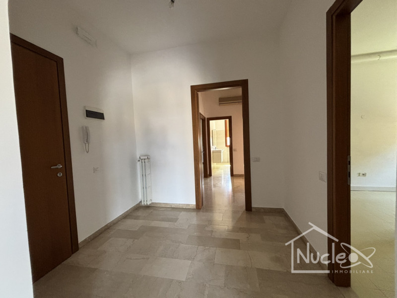 Si propone a pochi passi dal centro del paese appartamento con ingresso, soggiorno con accesso su...