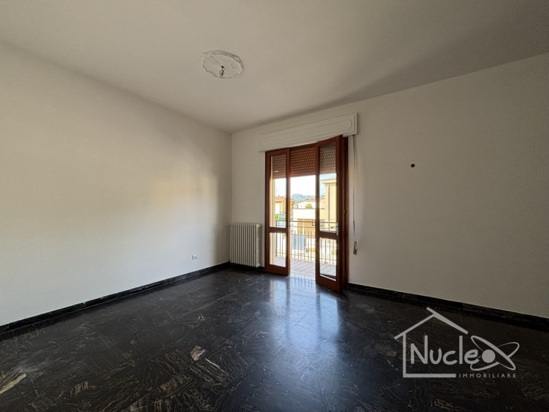 Si propone a pochi passi dal centro del paese appartamento con ingresso, soggiorno con accesso su...