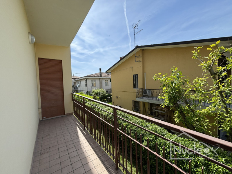 Si propone a pochi passi dal centro del paese appartamento con ingresso, soggiorno con accesso su...