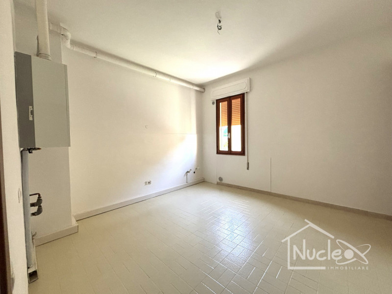 Si propone a pochi passi dal centro del paese appartamento con ingresso, soggiorno con accesso su...