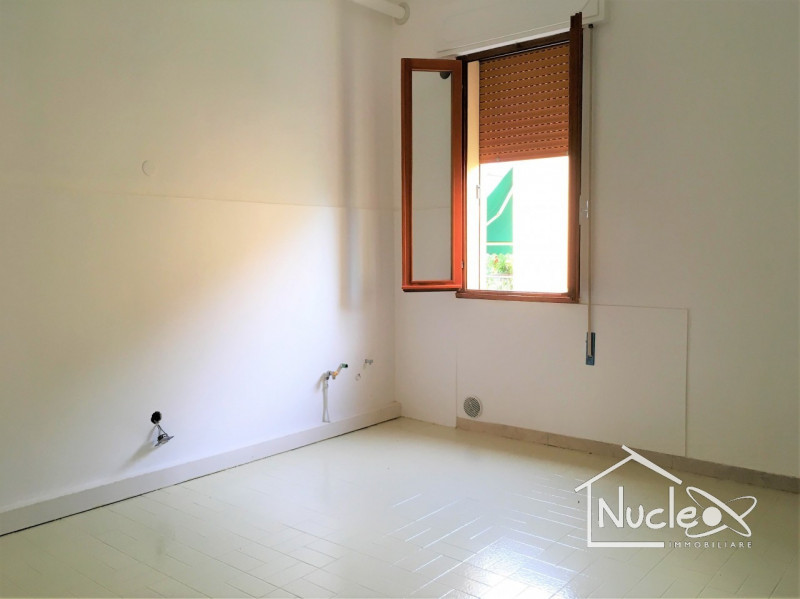 Si propone a pochi passi dal centro del paese appartamento con ingresso, soggiorno con accesso su...