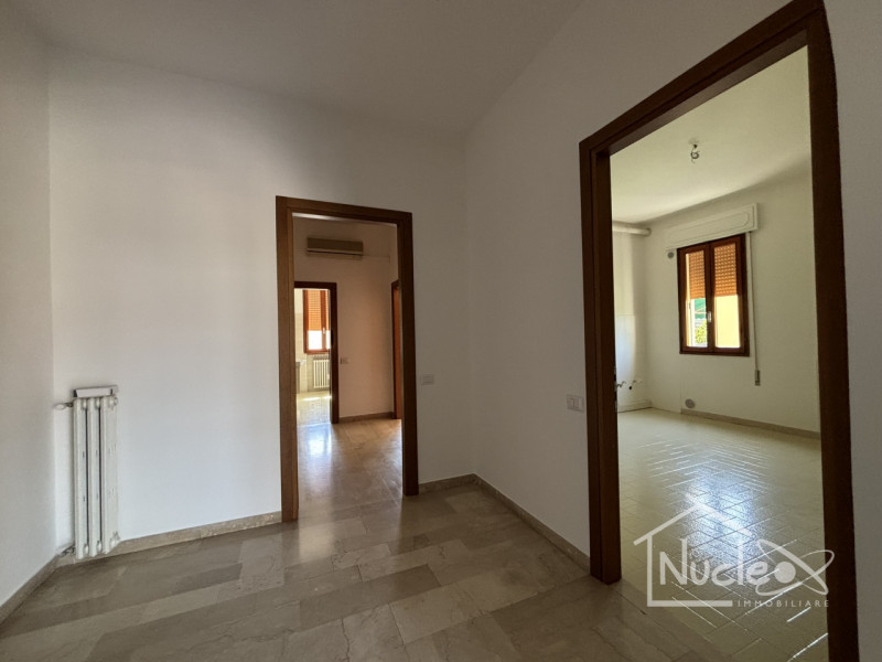 Si propone a pochi passi dal centro del paese appartamento con ingresso, soggiorno con accesso su...