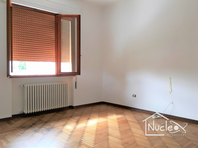 Si propone a pochi passi dal centro del paese appartamento con ingresso, soggiorno con accesso su...