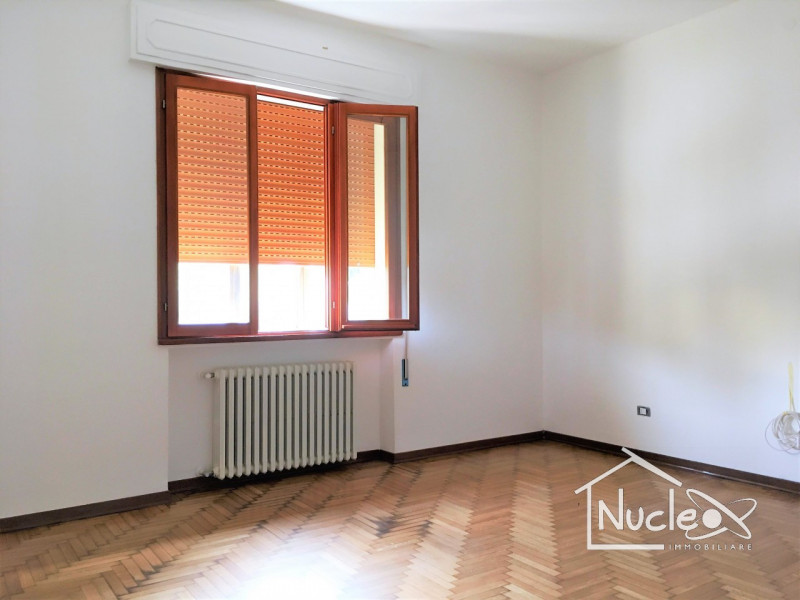 Si propone a pochi passi dal centro del paese appartamento con ingresso, soggiorno con accesso su...