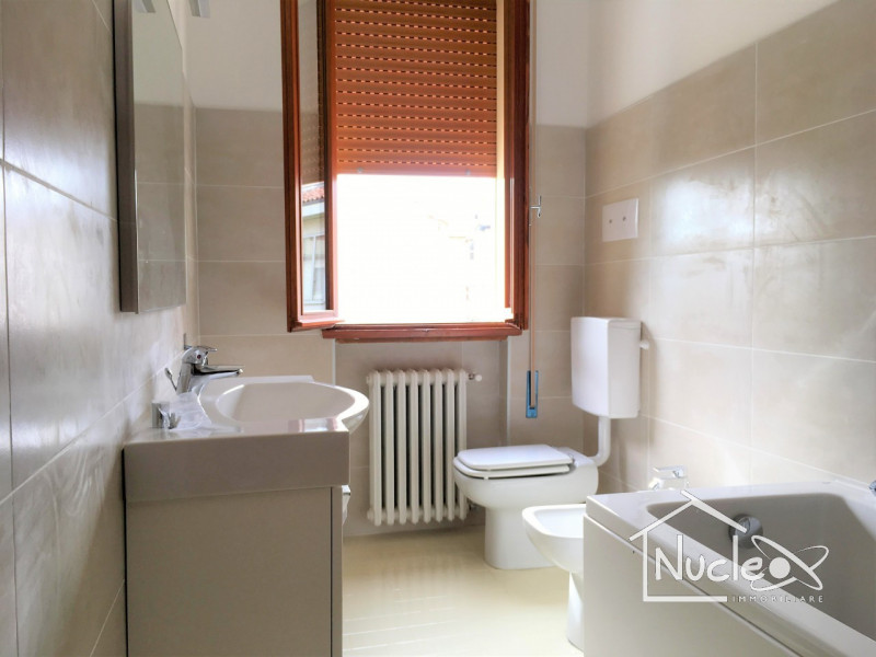 Si propone a pochi passi dal centro del paese appartamento con ingresso, soggiorno con accesso su...