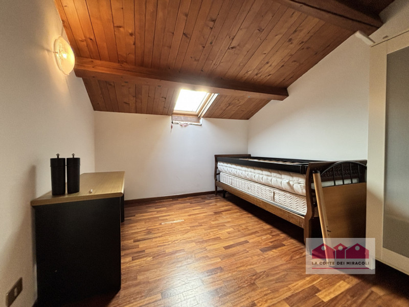 PONTE DEGLI ANGELI: TRICAMERE ARREDATO SVILUPPATO SU PIU' LIVELLI E CARATTERIZZATA DA UN'ALTANA P...