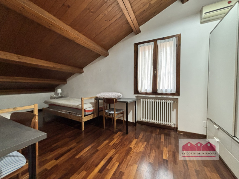 PONTE DEGLI ANGELI: TRICAMERE ARREDATO SVILUPPATO SU PIU' LIVELLI E CARATTERIZZATA DA UN'ALTANA P...