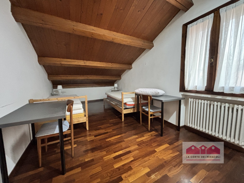 PONTE DEGLI ANGELI: TRICAMERE ARREDATO SVILUPPATO SU PIU' LIVELLI E CARATTERIZZATA DA UN'ALTANA P...