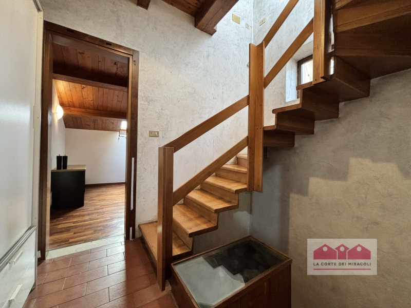 PONTE DEGLI ANGELI: TRICAMERE ARREDATO SVILUPPATO SU PIU' LIVELLI E CARATTERIZZATA DA UN'ALTANA P...