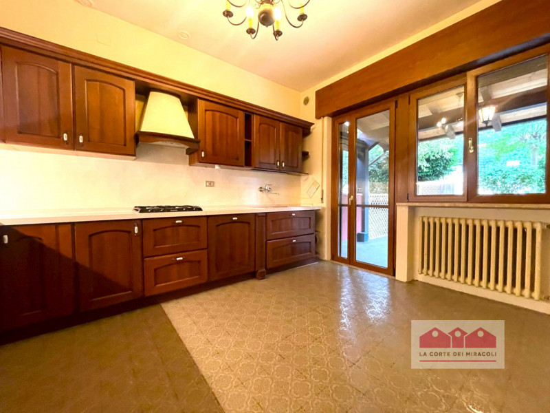 ARCUGNANO: IN SPLENDIDA POSIZIONE NELL'AREA DI MONTE BERICO, BIFAMILIARE DI GRANDI DIMENSIONI RIS...