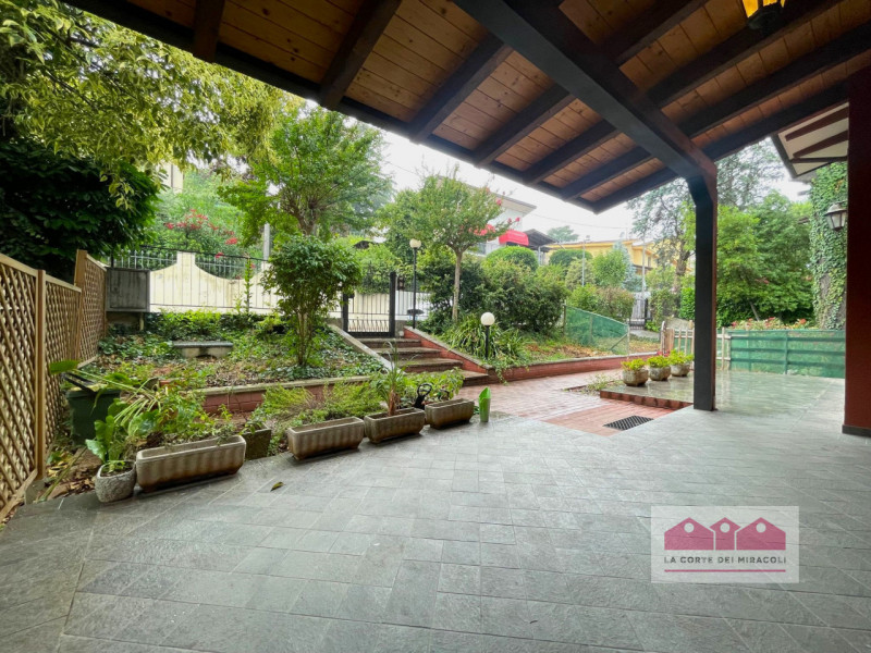 ARCUGNANO: IN SPLENDIDA POSIZIONE NELL'AREA DI MONTE BERICO, BIFAMILIARE DI GRANDI DIMENSIONI RIS...