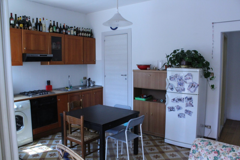 Appartamento indipendente per 4 studenti, in zona tranquilla Via Vannozzo, al primo piano con: in...