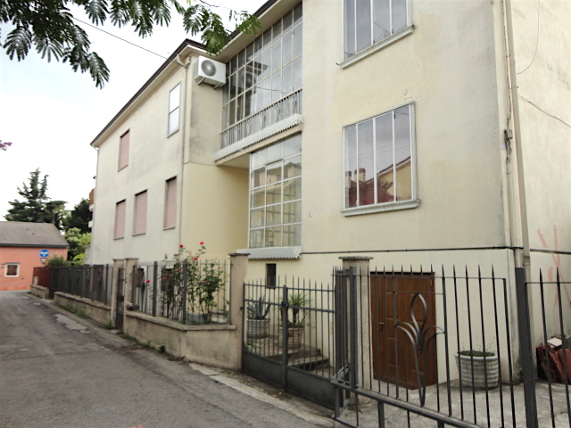 Nel quartiere di madonna pellegrina ma vicino a Piazzale S. Croce, in una via molto tranquilla, è...