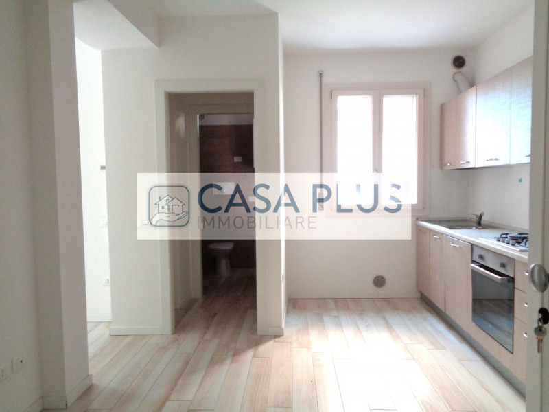 In  piccola e curata palazzina di recente ristrutturazione, AMPIO BICAMERE posto al piano primo e...