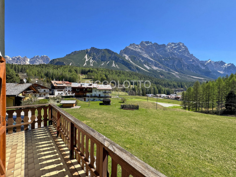 Rif. A3787 - Cortina d'Ampezzo - Panoramico Appartamento 3 camere - locazione annuale

Ubicato in...