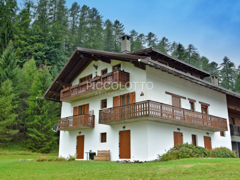 Rif. A3787 - Cortina d'Ampezzo - Panoramico Appartamento 3 camere - locazione annuale

Ubicato in...