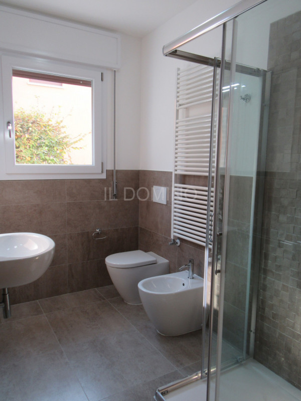 Sacra Famiglia, in posizione molto tranquilla e verde, ma comoda a tutti i servizi del quartiere,...