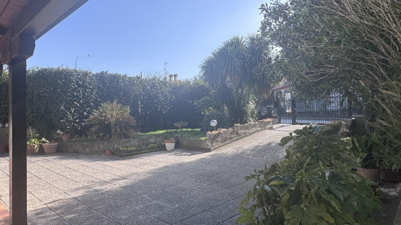 Porzione di bifamiliare con ampio giardino esclusivo nel cuore dei Colli Euganei.

Nel centro di ...