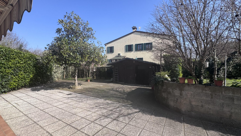 Porzione di bifamiliare con ampio giardino esclusivo nel cuore dei Colli Euganei.

Nel centro di ...