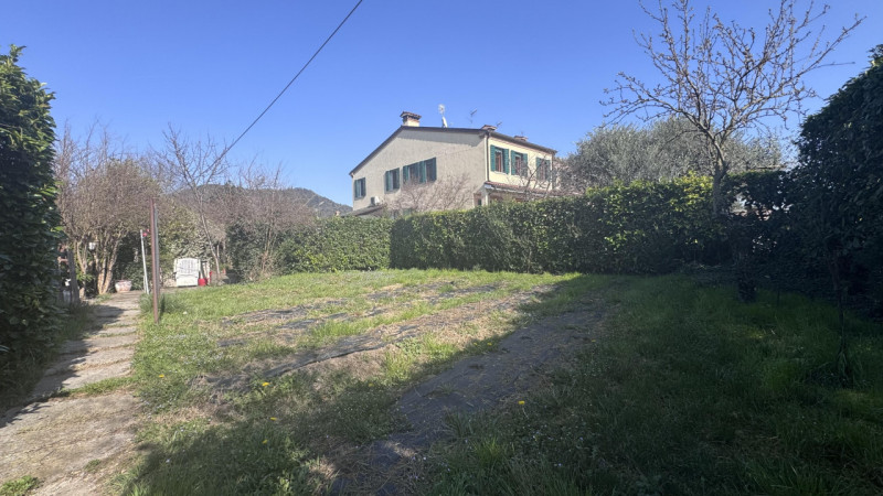 Porzione di bifamiliare con ampio giardino esclusivo nel cuore dei Colli Euganei.

Nel centro di ...