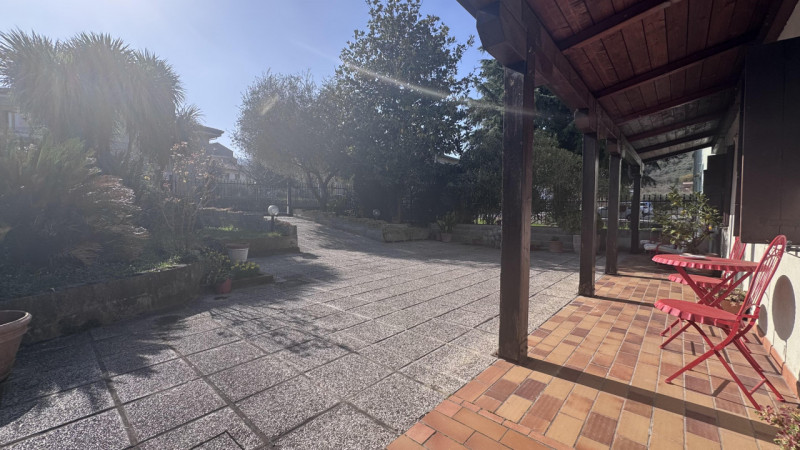 Porzione di bifamiliare con ampio giardino esclusivo nel cuore dei Colli Euganei.

Nel centro di ...