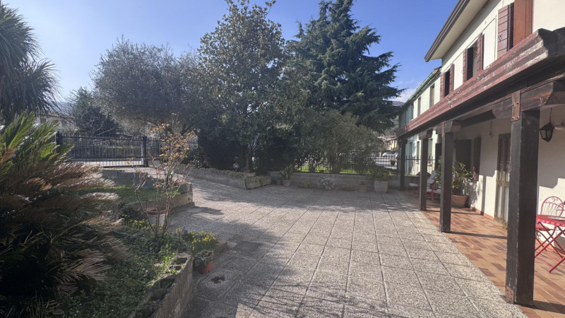 Porzione di bifamiliare con ampio giardino esclusivo nel cuore dei Colli Euganei.

Nel centro di ...
