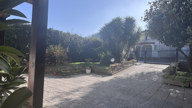 Porzione di bifamiliare con ampio giardino esclusivo nel cuore dei Colli Euganei.

Nel centro di ...