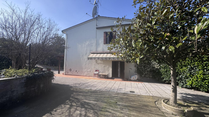 Porzione di bifamiliare con ampio giardino esclusivo nel cuore dei Colli Euganei.

Nel centro di ...