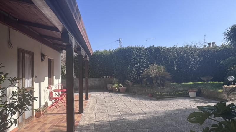 Porzione di bifamiliare con ampio giardino esclusivo nel cuore dei Colli Euganei.

Nel centro di ...