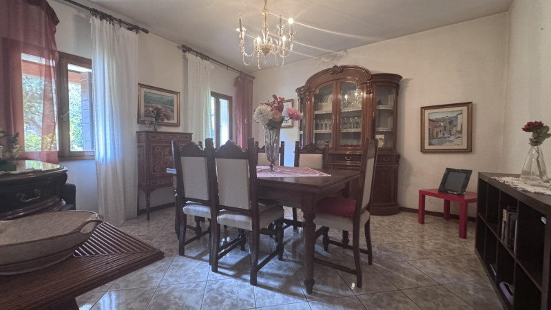 Porzione di bifamiliare con ampio giardino esclusivo nel cuore dei Colli Euganei.

Nel centro di ...