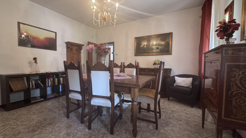 Porzione di bifamiliare con ampio giardino esclusivo nel cuore dei Colli Euganei.

Nel centro di ...