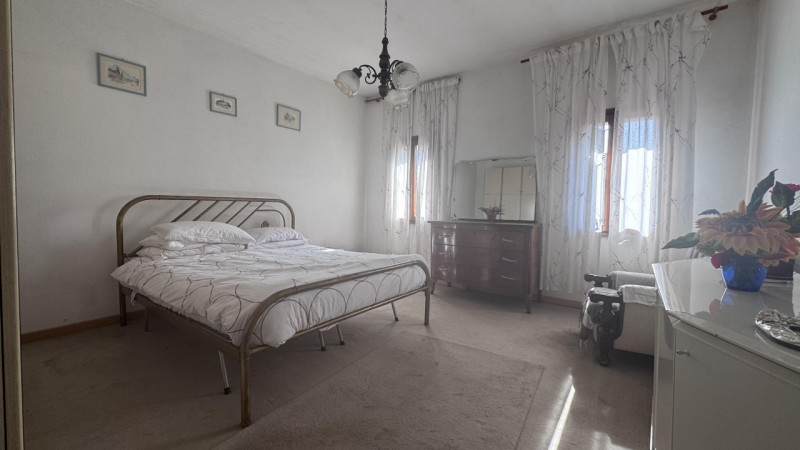 Porzione di bifamiliare con ampio giardino esclusivo nel cuore dei Colli Euganei.

Nel centro di ...