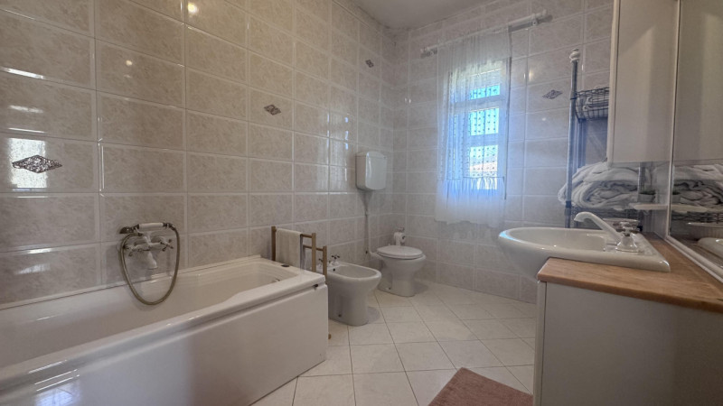 Porzione di bifamiliare con ampio giardino esclusivo nel cuore dei Colli Euganei.

Nel centro di ...