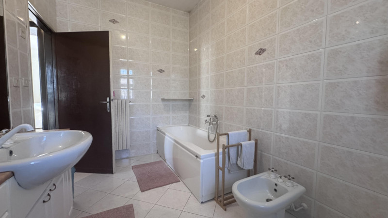 Porzione di bifamiliare con ampio giardino esclusivo nel cuore dei Colli Euganei.

Nel centro di ...