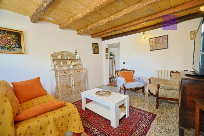 Tra Battaglia Terme e Pernumia proponiamo in vendita una casa di campagna dal carattere autentico...
