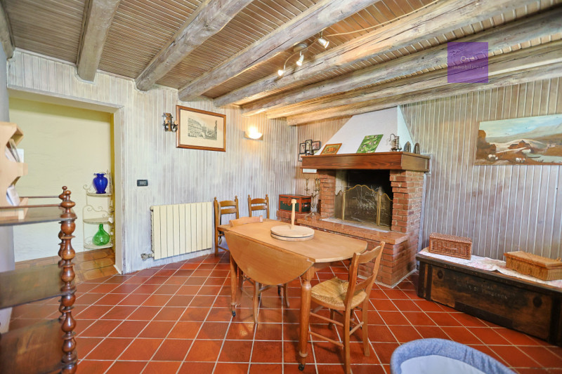 Tra Battaglia Terme e Pernumia proponiamo in vendita una casa di campagna dal carattere autentico...