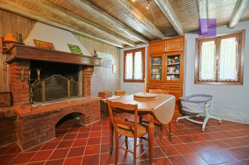 Tra Battaglia Terme e Pernumia proponiamo in vendita una casa di campagna dal carattere autentico...