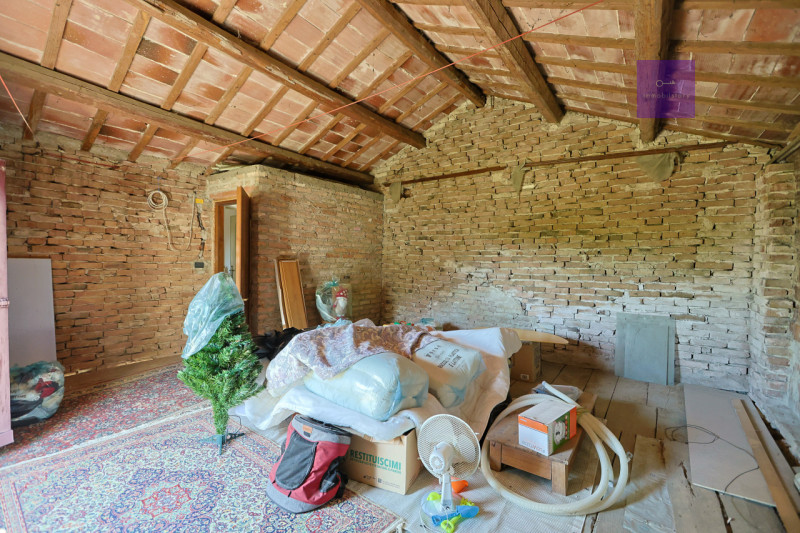 Tra Battaglia Terme e Pernumia proponiamo in vendita una casa di campagna dal carattere autentico...