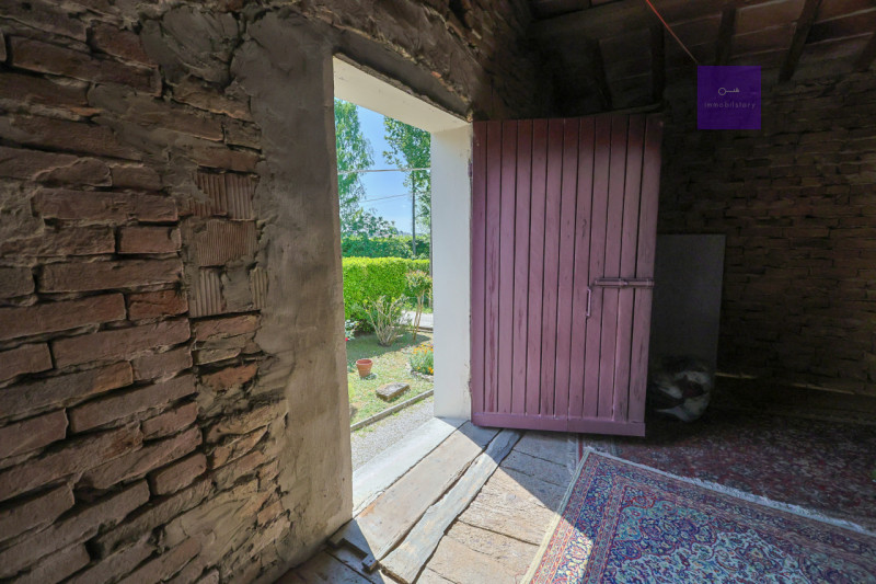 Tra Battaglia Terme e Pernumia proponiamo in vendita una casa di campagna dal carattere autentico...