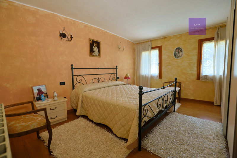 Tra Battaglia Terme e Pernumia proponiamo in vendita una casa di campagna dal carattere autentico...