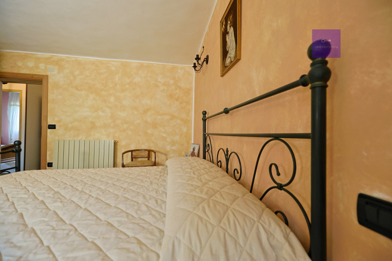 Tra Battaglia Terme e Pernumia proponiamo in vendita una casa di campagna dal carattere autentico...
